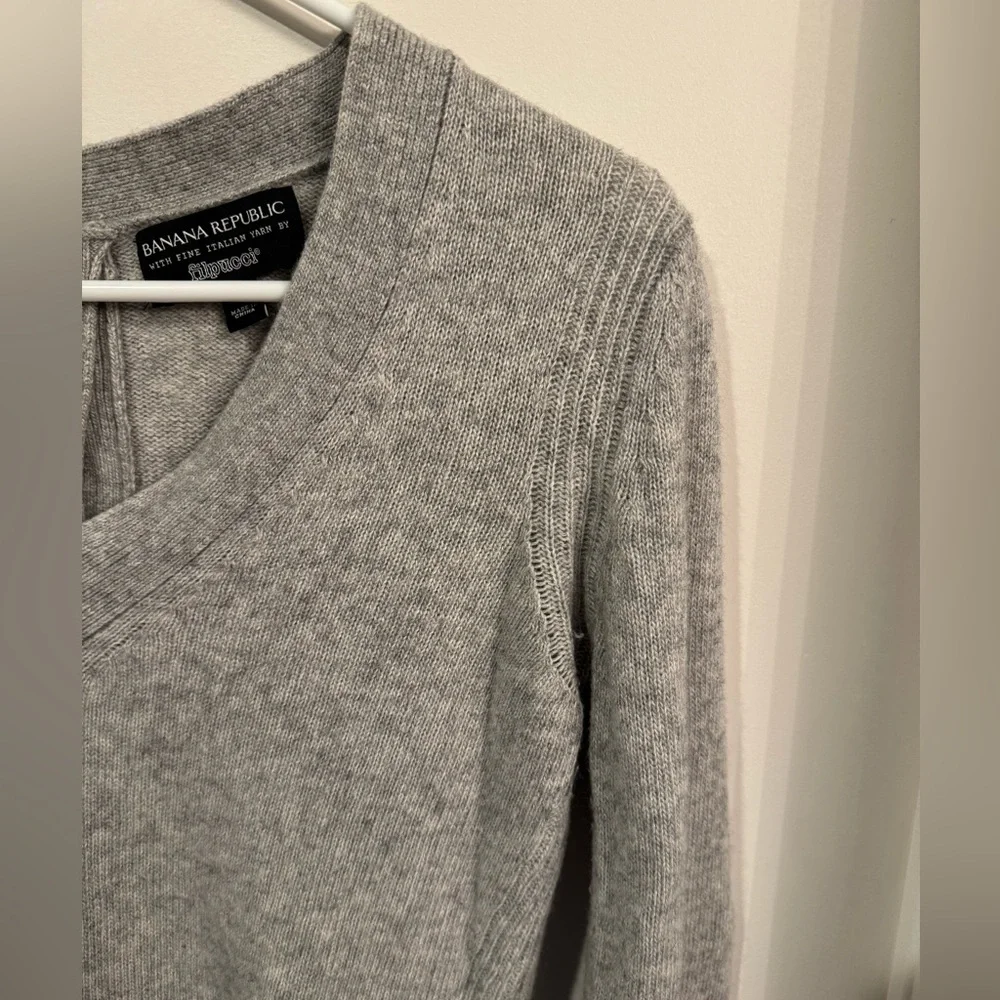 Banana Republic Filpucci Sweater Womens Small Gray Wool Blend‎ Button Back
